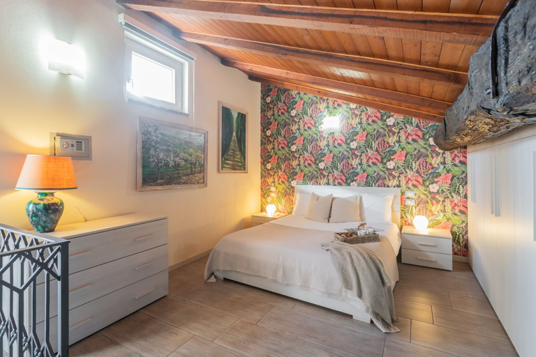 Room 5, Domus 5 in Como in Como, Como