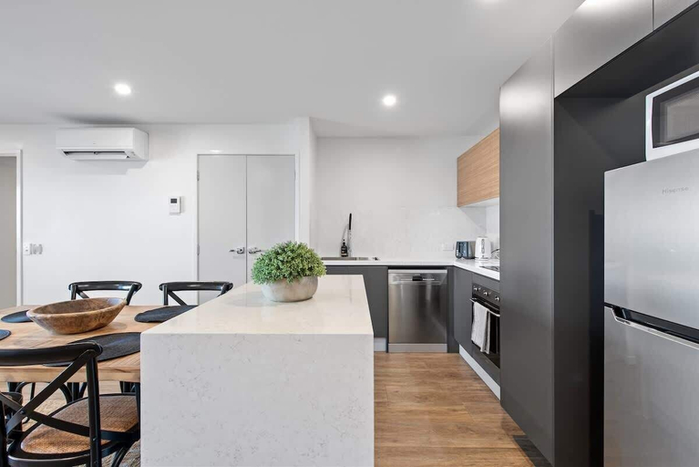 Interior 2, Stylish & Slick! 1bed/1bath/1car ~ Walk to CBD, Spring Hill