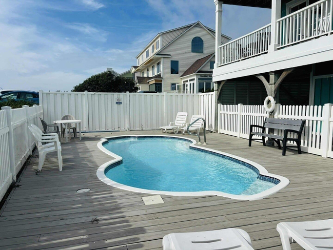 Pool 2, 1 Fine Day 4 Bedroom Home by RedAwning, Brunswick