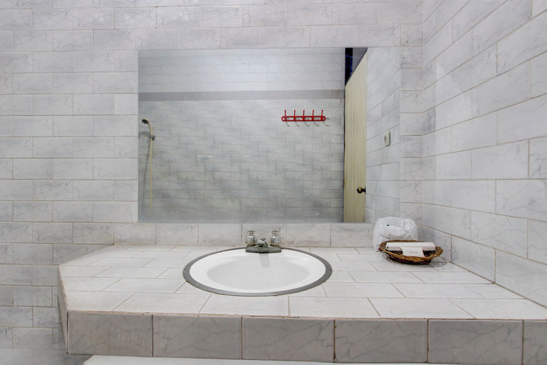 Bathroom 3, OYO 3934 Hotel Istana, Pekalongan