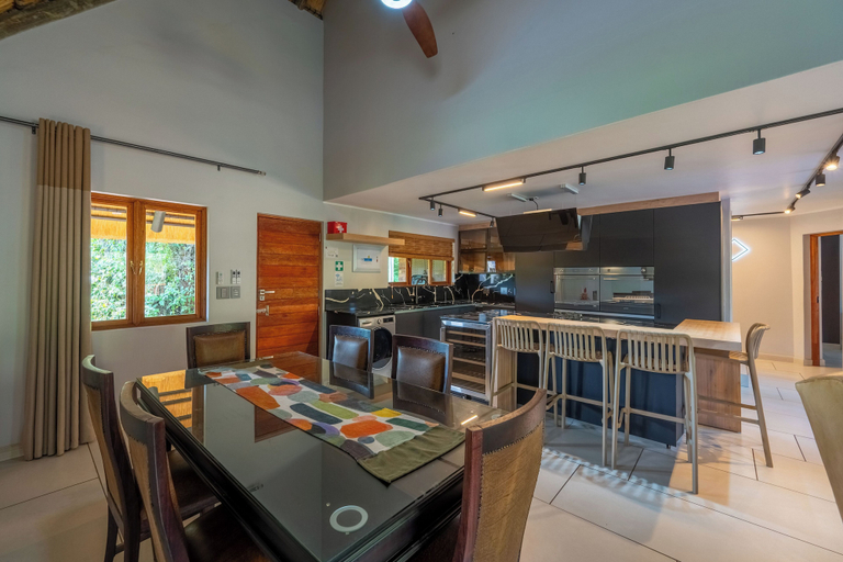 Dining 2, Kruger 531 Luxury Double Storey Chalet, Ehlanzeni