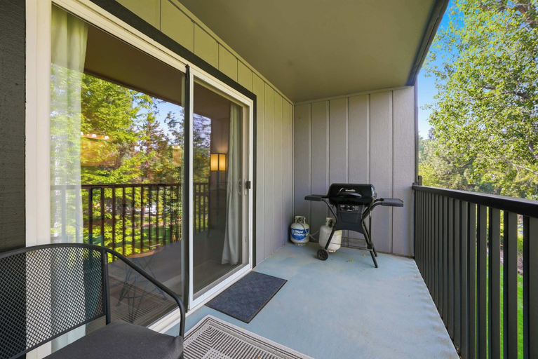 BBQ/picnic area 2, Cozy Condo by Downtown, Deschutes