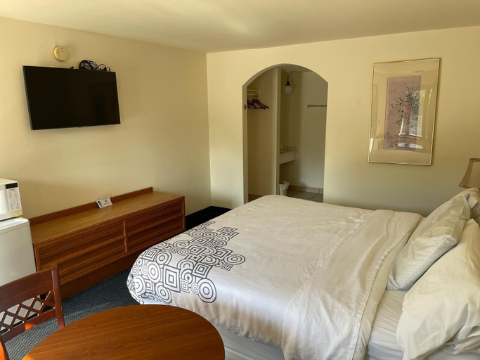 Room 3, D-Lux budget Inn, Cook
