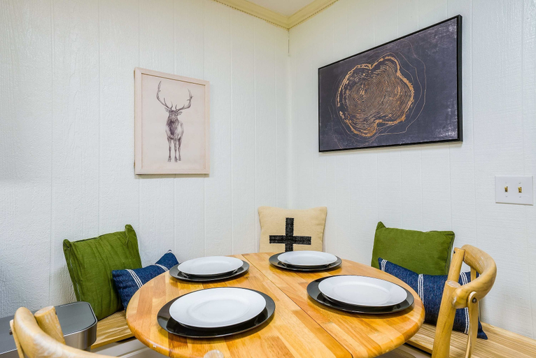 Room 4, Cozy Retreat - Sauna Hot Tub Pool Pass Game Room, Rockingham