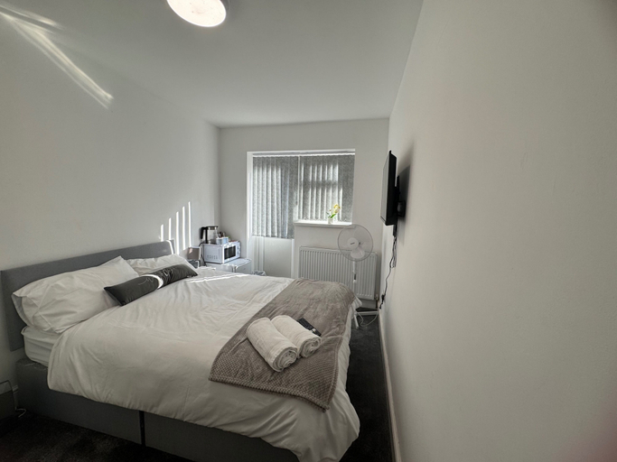 Room 1, Near Heathrow - Studio - Wifi - Parking - Sleeps 2, London