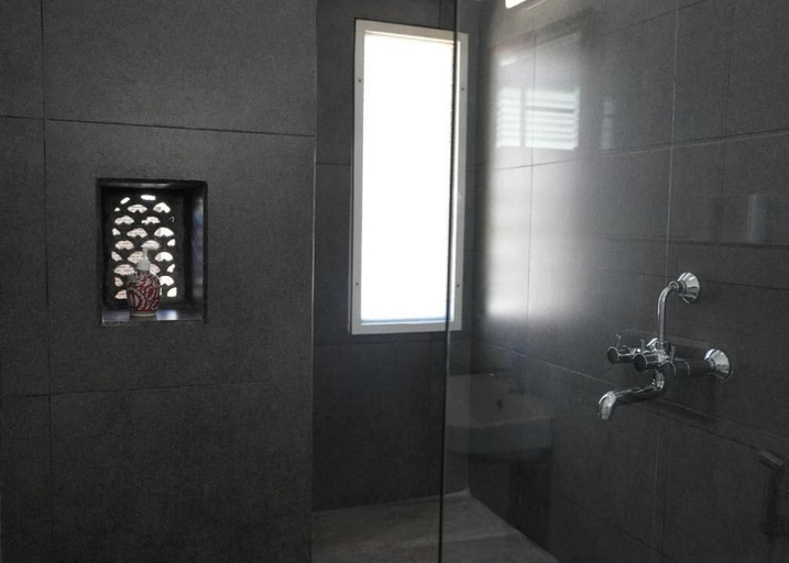 Bathroom 3, Little Garden Guest House, Udaipur