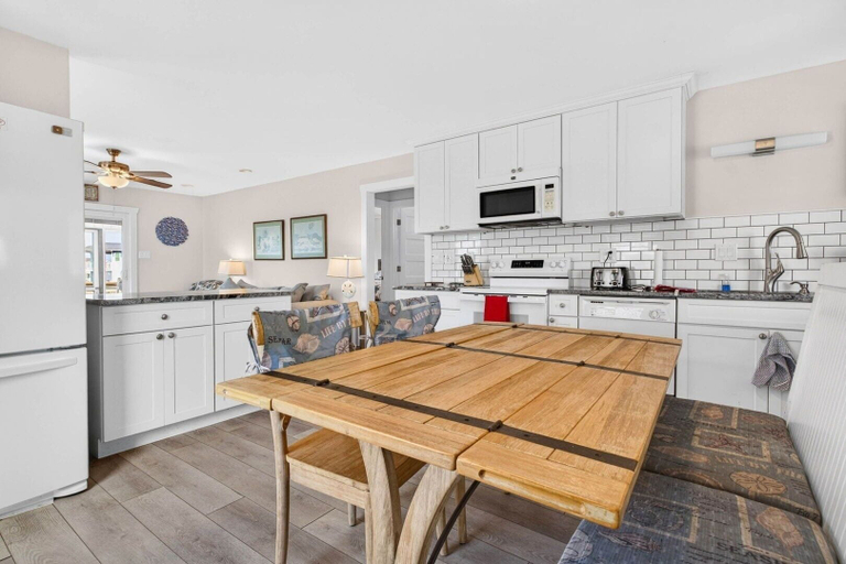 Private kitchen 4, Ike's Place / 118 Seaside Dr 4 Bedroom Home, Brunswick