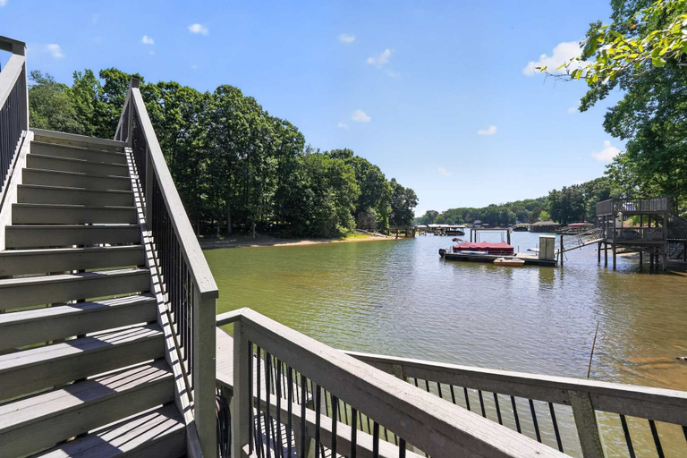 Room 5, Spacious 4 BR Retreat Near Lake Norman With Deck, Lincoln