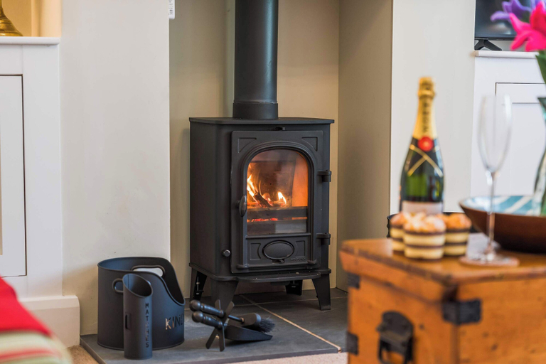 Room 3, Charming 2-bed Home Away From Home in Nantwich, Cheshire East