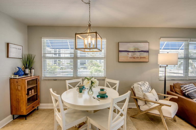 Dining 4, Beach Villas 101 Beachfront Condo: Heated Pool, Walk To Dwtn 2 Bedroom Condo, Lee