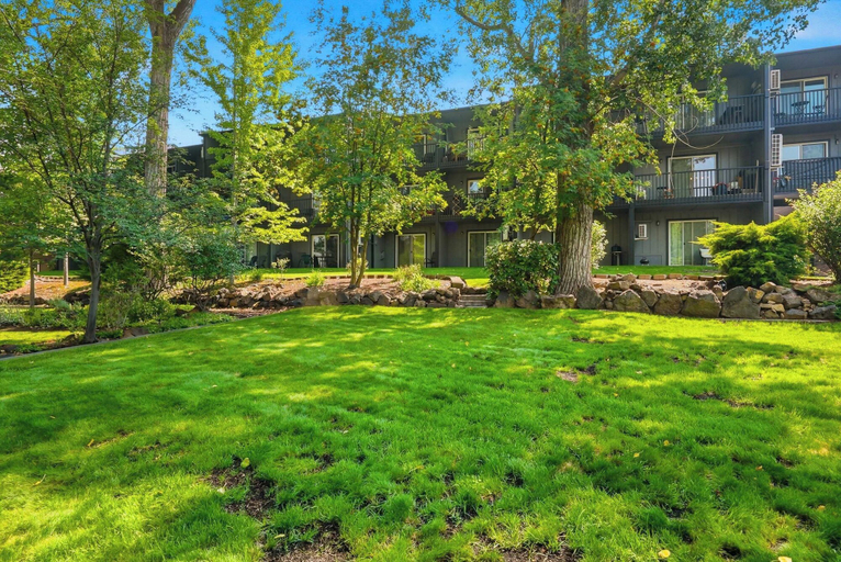 Exterior 3, Cozy Condo by Downtown, Deschutes