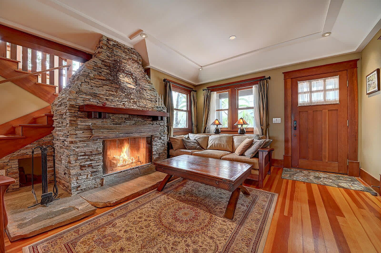 Living area 2, Historic Craftsman - Pet Friendly - Sleeps 6, Los Angeles