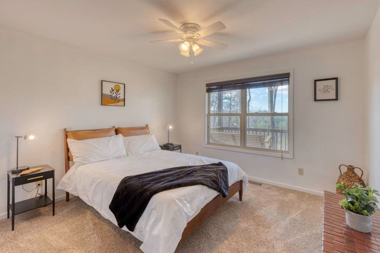 Room 2, Valley Retreat Sleeps 10 Hot Tub Fire Pit, Fannin