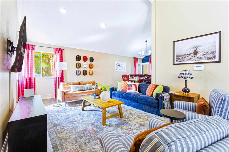 Room 5, Cowboy Ridge 4BR Spacious Retreat Sleeps 13, Bexar