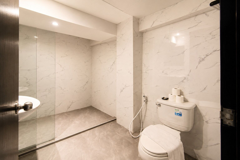 Bathroom 5, The Blocks Hostel Sukhumvit 10, Khlong Toey