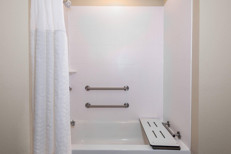 Bathroom 5, Coral Pointe Sarasota, an Ascend Collection Hotel, Sarasota
