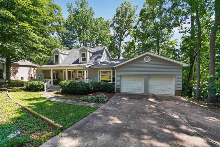 Room 2, Spacious 4 BR Retreat Near Lake Norman With Deck, Lincoln