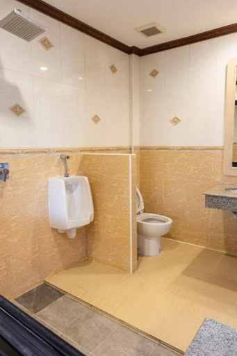 Bathroom 3, Manee Sangkha Hotel, Sangkha