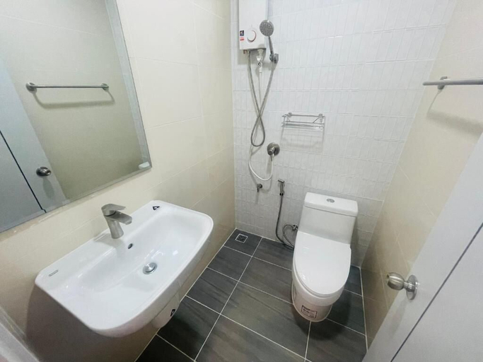 Bathroom 4, S2S Queen Trang Hotel, Muang Trang