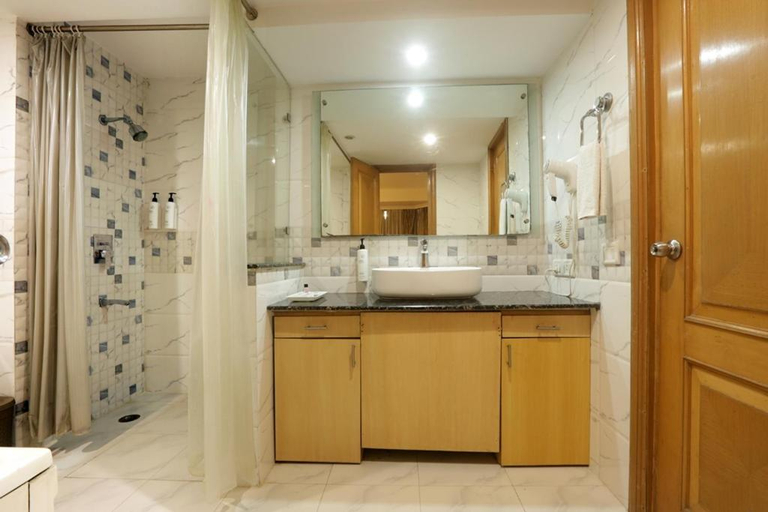 Bathroom 4, Dee Marks Hotel and Resorts, Delhi