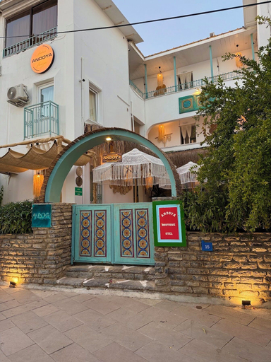 Exterior & Views