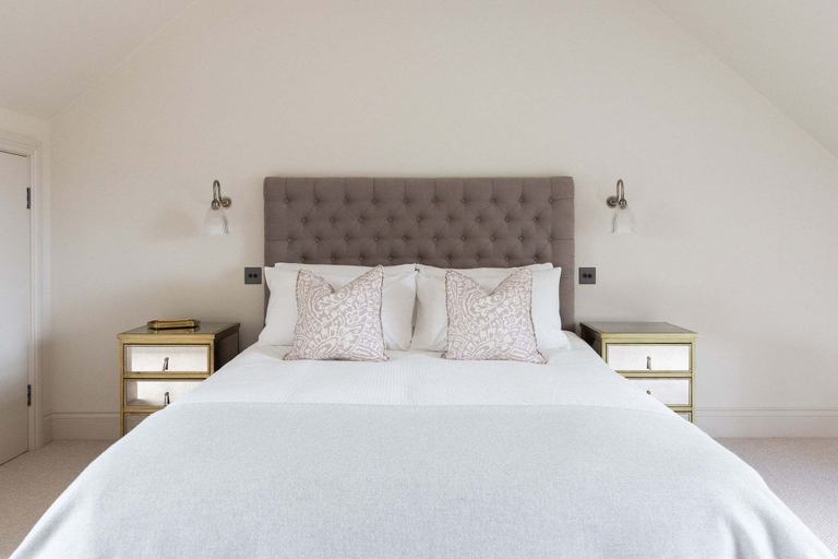 Room 5, Chic Harbour Retreat for 10 With Pool, West Sussex