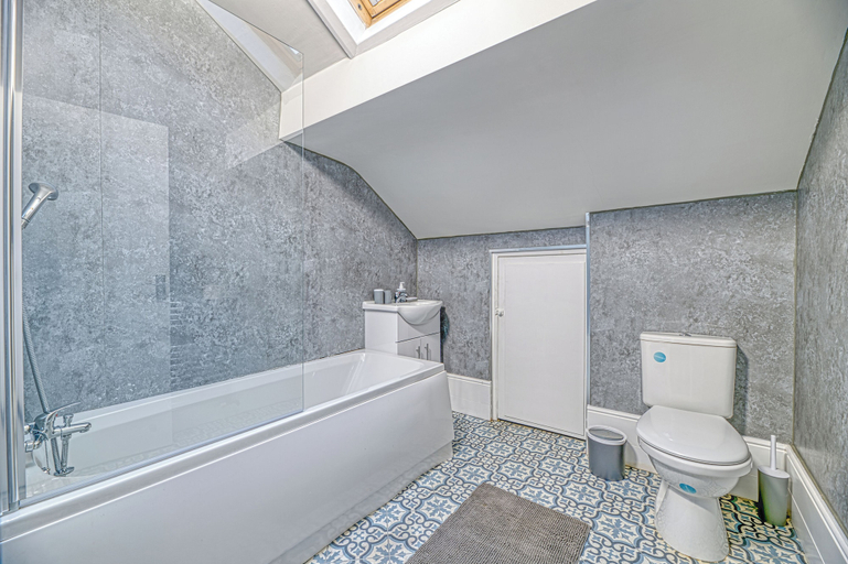 Bathroom, Glendale House Two Bedroom Apt By Guestz, Lancashire