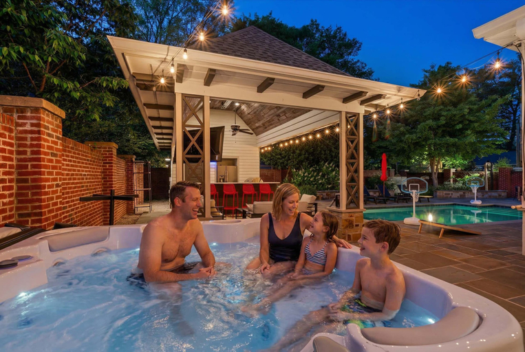 Room 5, 6BR Home Private Pool Spa Games Gazebo, Shelby