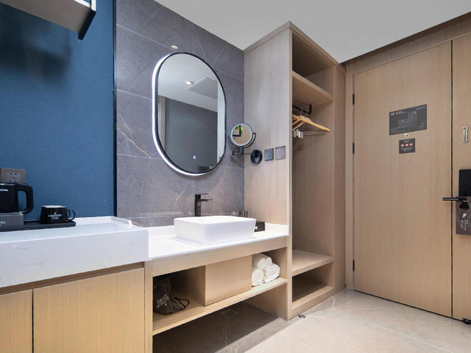 Bathroom 3, Country Inn & Suites by Radisson Hong'an Economic Development Zone, Huanggang