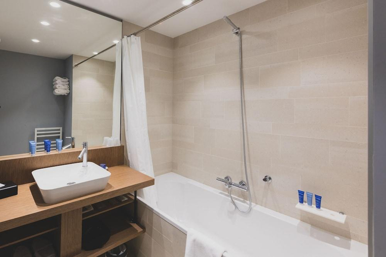 Bathroom 4, Golden Tulip Saint Malo - Le Grand Bé, Ille-et-Vilaine