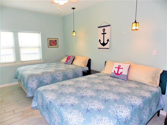 Room 2, Captains Quarters Large Pool Boardwalk to Beach, Nueces
