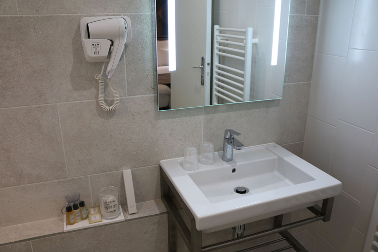 Bathroom 3, Le Saint-Aubert Hotel, Manche