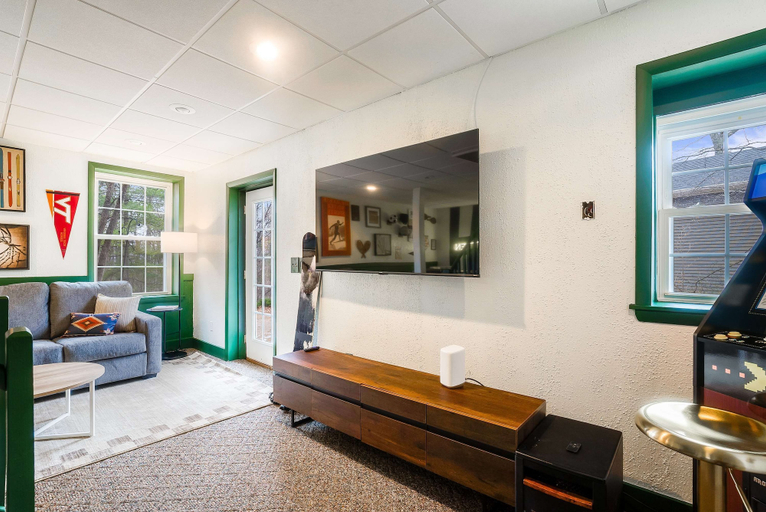 Room 2, Cozy Retreat - Sauna Hot Tub Pool Pass Game Room, Rockingham