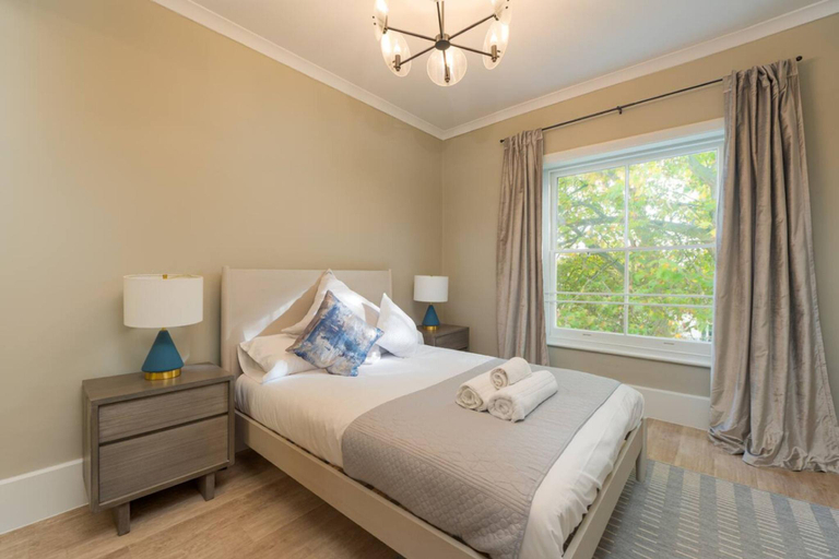 2, Gorgeous Apartment by the Park (PS6), London