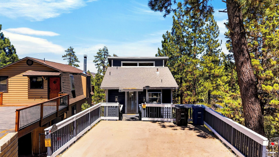 Exterior & Views 2, Mountain Palette by Avantstay Hot Tub, Game Room, Deck, Sweeping Views!, San Bernardino