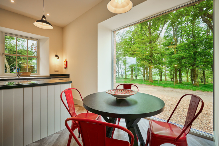 Room 5, Stylish Barn Conversion Woodland Views Angus, Angus