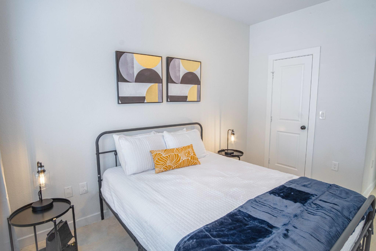 Bedroom 4, Brand NEW Stylish 3br/2ba Near Exciting Downtown, Bexar