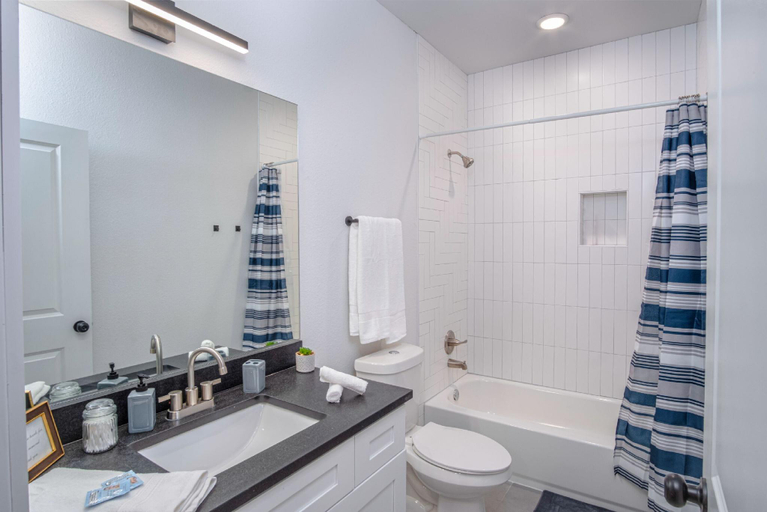 Bathroom 5, Brand NEW Stylish 3br/2ba Near Exciting Downtown, Bexar