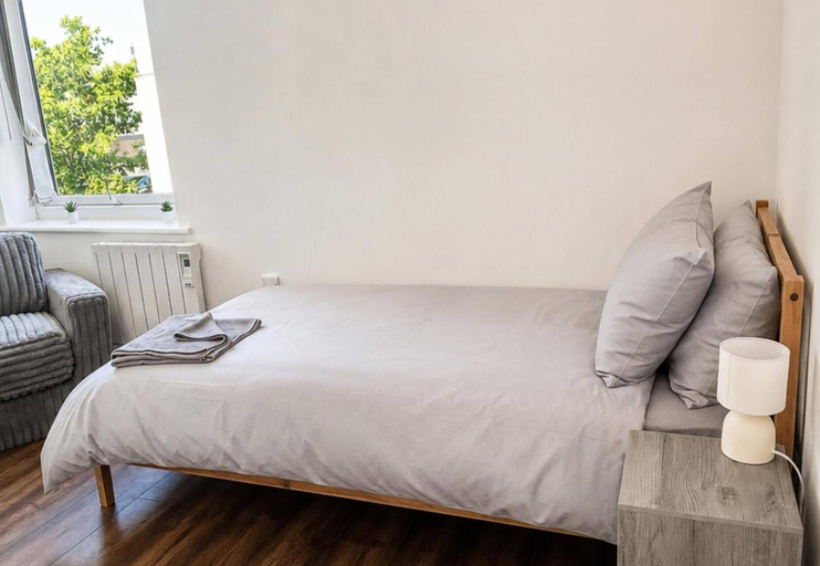 Room 3, 3 Bed Apartment - Near Nec, Bhx, Cbs, Ev Parking, Coventry