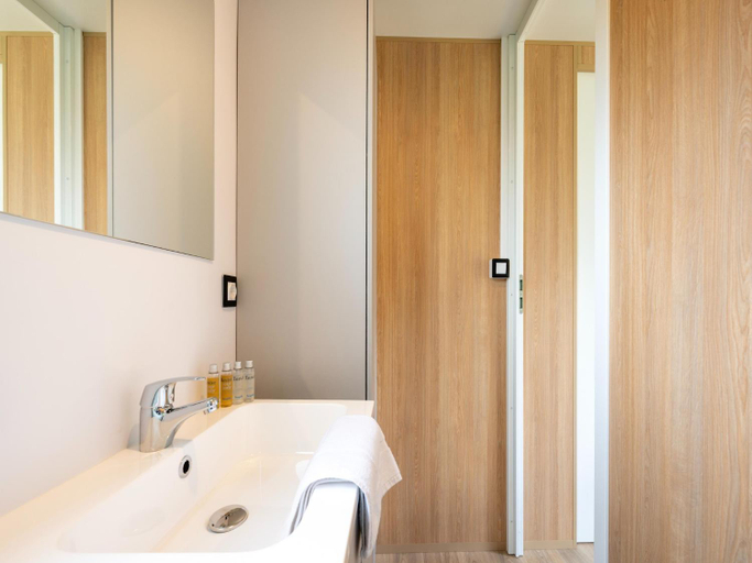 Bathroom 1, Nature-Rich Caravan Retreat for 6, Oost-Vlaanderen