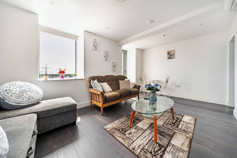 Primary image, Spacious Wimbledon Flat Walk to Staton Sleeps 4, London