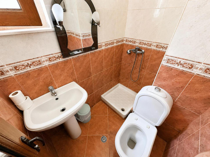 Others 5, Hotel Mjeshtri, Lezhës