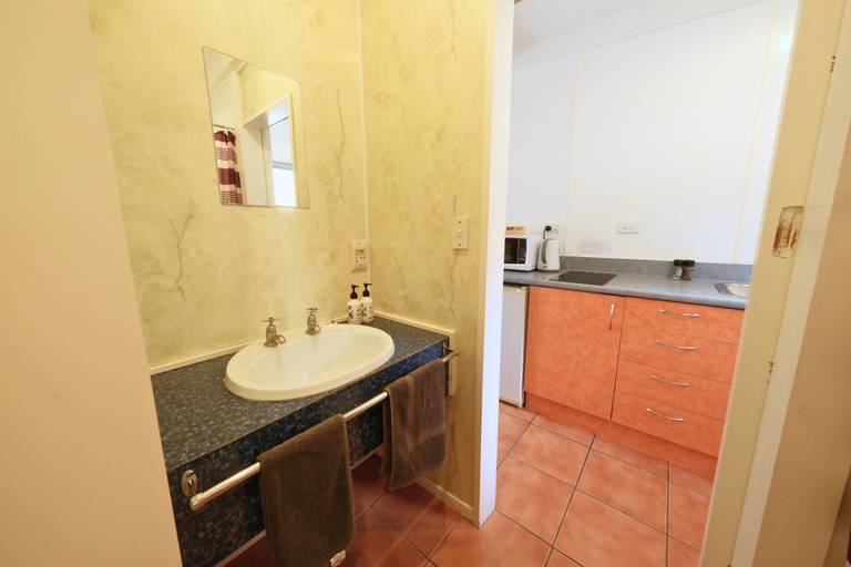 Private kitchen 2, Sundale Mora Motels, Queenstown-Lakes