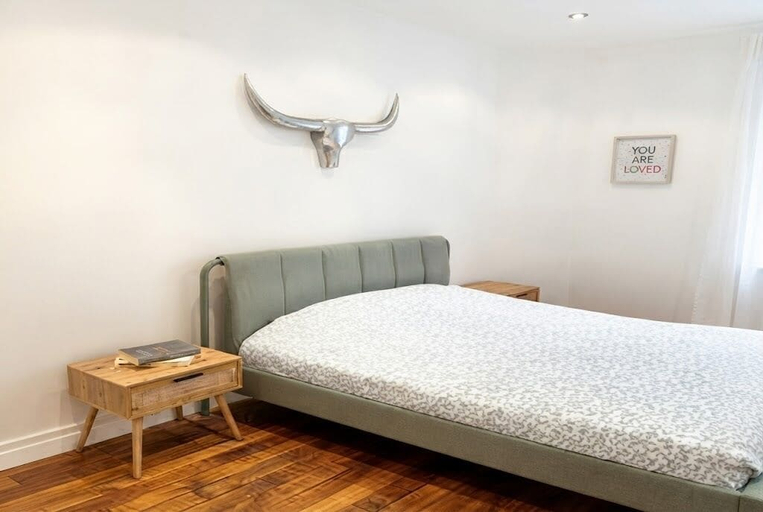 Room 3, celine 32, Paris