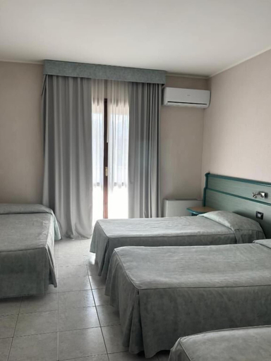 Bedroom 2, Hotel Pian del Sole, Savona