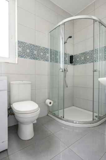 Bathroom 3, F8 Room 3, Private Room two single beds shared bathroom in shared Flat