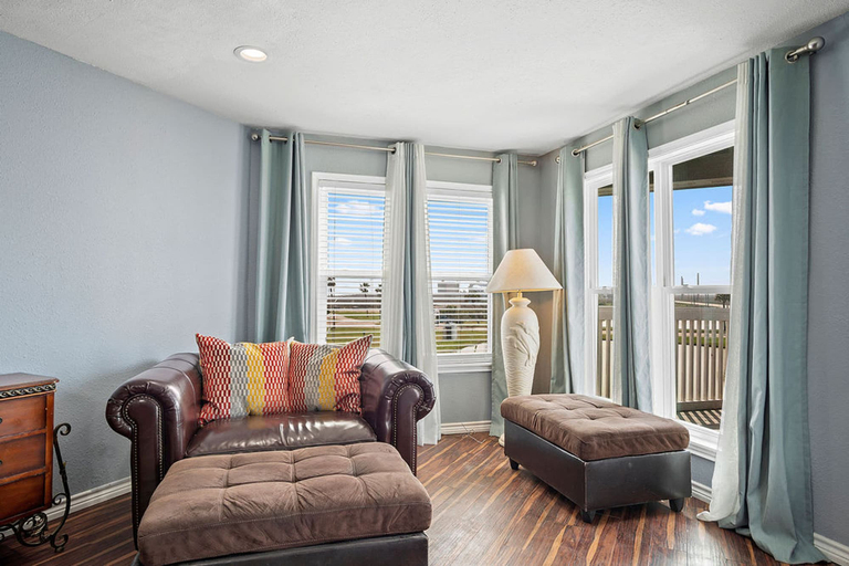 Room 3, Seabatical- Hot Tub Community Pool Pet Friendly, Nueces