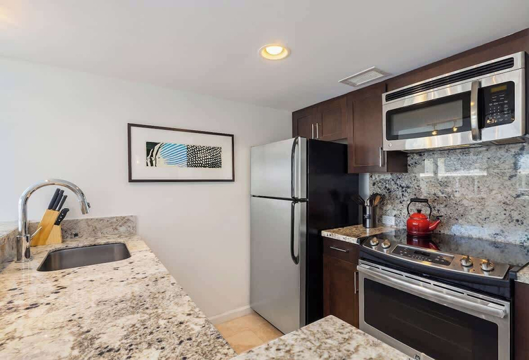 Private kitchen 5, @ Marbella Lane - Luxe 2BR w/ Panoramic Ocean View, Honolulu