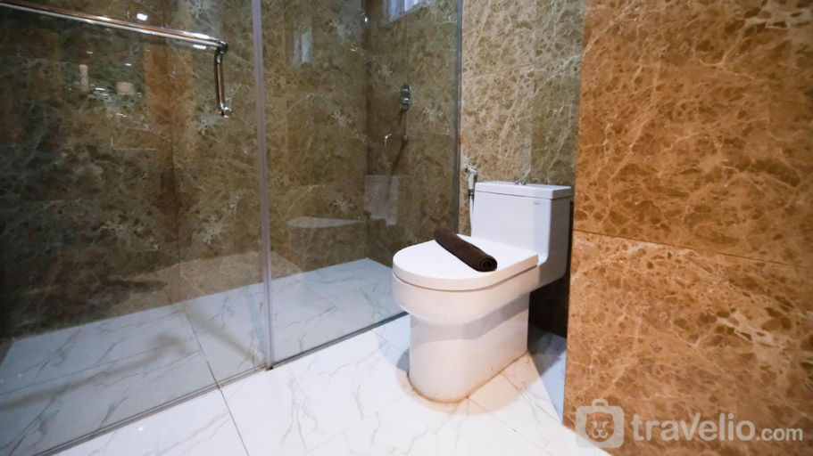 Bathroom 4, Exclusive 3BR at Grand Sungkono Lagoon By Travelio, Surabaya