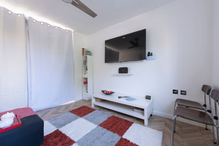 Living area 5, East London Apt - Stay 6 - Transport Links - Wifi, London